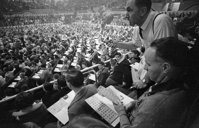 7 800 joueurs de bingo participent au 24e bingo à guichets fermés des Kinsmen de Victoria, Victoria BC - Ted Spiegel