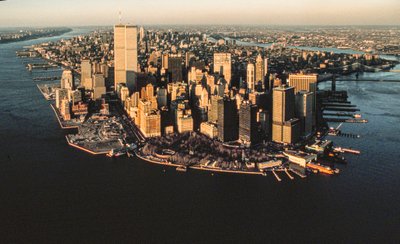Vue aérienne du front de mer de Lower Manhattan depuis le port de New York, y compris le World Trade Center - Ted Spiegel