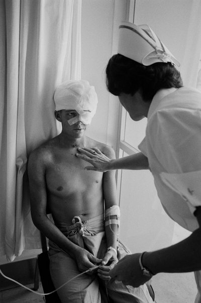 Les soldats américains blessés pendant la guerre du Vietnam sont transportés par avion vers un hôpital à Clark A... - Ted Spiegel