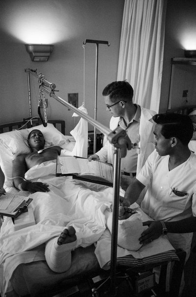 Les soldats américains blessés pendant la guerre du Vietnam sont transportés par avion vers un hôpital à Clark A... - Ted Spiegel