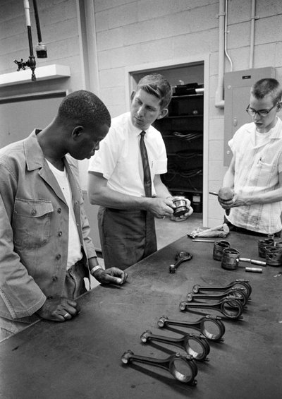 Formation en mécanique automobile au North Carolina Industrial Training Centers en 1965 - Ted Spiegel