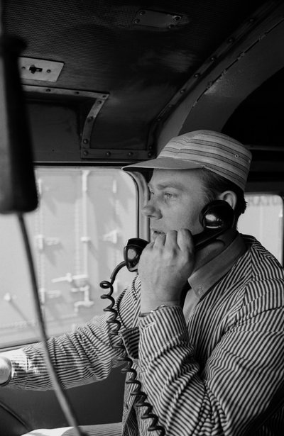 Charles Brockman, ingénieur du Great Northern Railroad, parlant au téléphone radio depuis la locomotive - Ted Spiegel