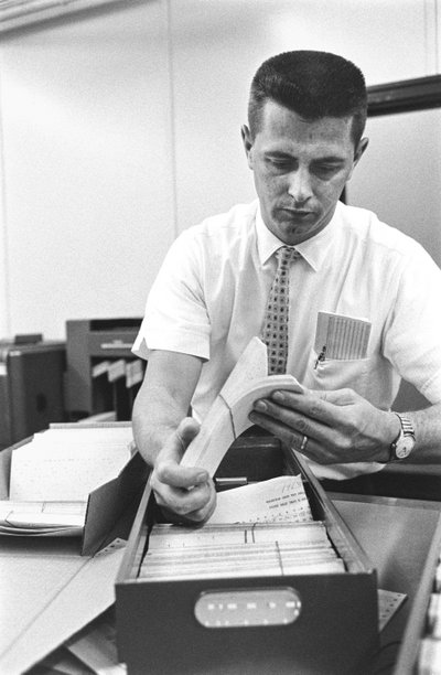 Opérateur informatique Don Murray travaillant avec un des premiers ordinateurs numériques IBM utilisant des cartes perforées - Ted Spiegel