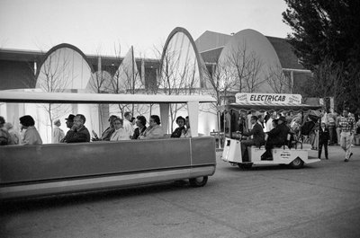 Les chariots électriques transportent les visiteurs à l