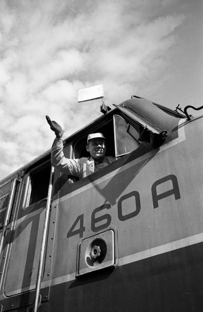 Ingénieur du Great Northern Railroad saluant depuis la cabine de la locomotive EMD E7 - Ted Spiegel