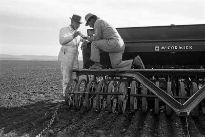 Agriculteur familial Ed Ker au ranch A.M. Ker, un colon agricole cultivant de la luzerne - Ted Spiegel