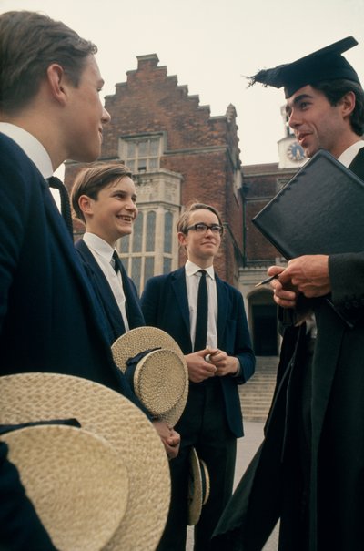 Étudiants de Harrow consultant un enseignant devant leur école - Ted Spiegel