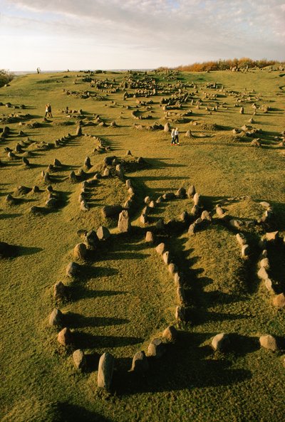 Marqueurs en forme de coque de navire posés par les Vikings sur un ancien cimetière au Danemark. - Ted Spiegel
