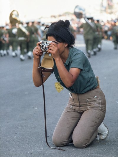 Femme israélienne prenant une photo du défilé militaire de Pâque à Jérusalem - Ted Spiegel