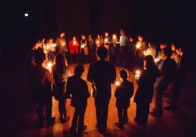 Jeunes juifs adorant dans un cercle d