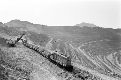 Chargement de minerai de cuivre à la mine de Morenci pour la fonderie Phelps Dodge à Douglas, Arizona - Ted Spiegel