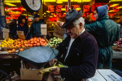 Homme épluchant un épi de maïs au marché, Philadelphie - Ted Spiegel