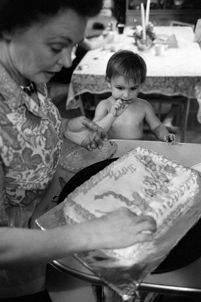 Mildred Cooper, une conductrice de camion, décore un gâteau d