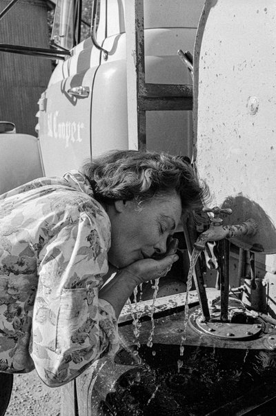 Mildred Cooper, une conductrice de camion, se lave le visage de la poussière de la route - Ted Spiegel