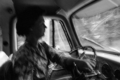 Mildred Cooper, une grand-mère de 43 ans, est chauffeur de camion avec un camion de transport de bois - Ted Spiegel