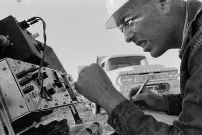 Minéralogiste étudiant des données à la mine de Morenci pour la fonderie Phelps Dodge à Douglas, Arizona - Ted Spiegel