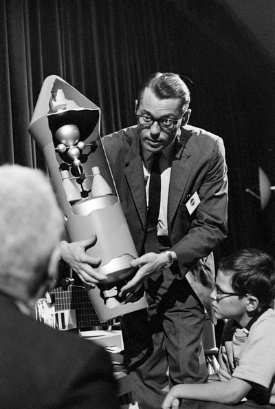 Ingénieur de la NASA expliquant et montrant le mécanisme interne d