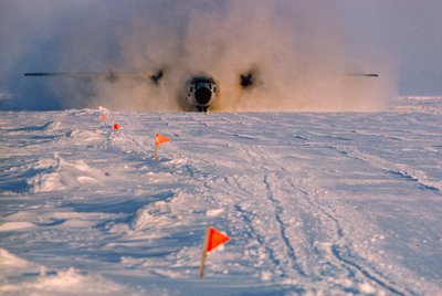 Avion de ravitaillement atterrissant sur la piste balisée d