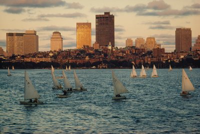 Voiliers au coucher du soleil dans le bassin de la rivière Charles, sous Beacon Hill - Ted Spiegel
