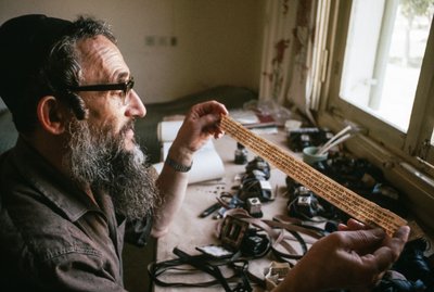 Un scribe vérifie le contenu d