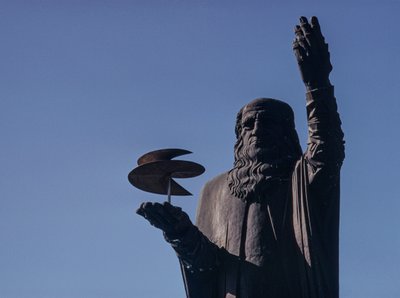 Statue de Léonard de Vinci tenant une vis aérienne à l