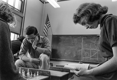Élèves jouant aux échecs et lisant au lycée James A. Garfield, une école publique urbaine - Ted Spiegel