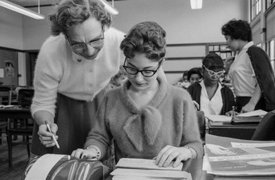 Professeur et étudiante en cours de comptabilité au lycée James A. Garfield - Ted Spiegel