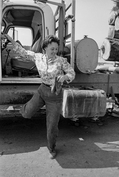 La conductrice de camion Mildred Cooper descend de la cabine de son camion de bois - Ted Spiegel