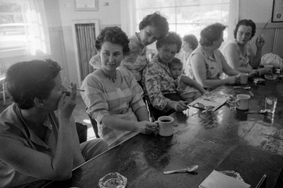 Des femmes discutent au comptoir pendant le petit-déjeuner dans un diner en Oregon - Ted Spiegel