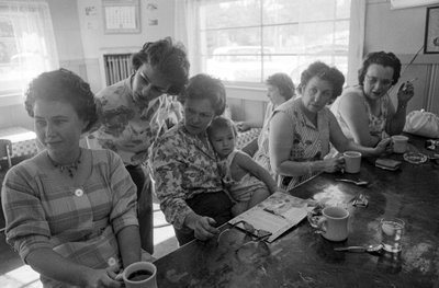 Femmes à un comptoir discutant autour du petit-déjeuner dans un diner en Oregon - Ted Spiegel