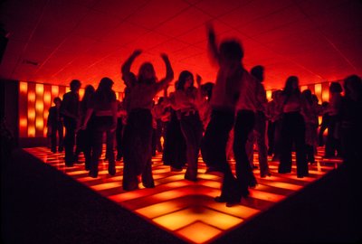 Jeunes danseurs dans une discothèque dansant sur un sol illuminé - Ted Spiegel