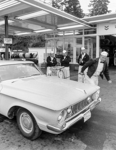Jeunes hommes en formation pour devenir pompistes à la station Chevron - Ted Spiegel