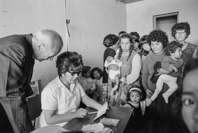 Jeunes mères avec enfants et bébés visitant une clinique à Santiago pour apprendre la bi - Ted Spiegel