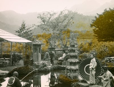Journée de pêche dans le jardin Dainichi - Do à Nikko vers 1900 - 1915 (photographie) - Teijiro Takagi