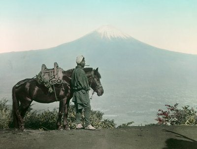 Japonais à cheval sur le mont Otome, en toge, regardant le mont Fuji, vers 1900 - 1915 (photographie) - Teijiro Takagi