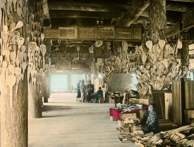 Vendeur de cuillères à riz dans le pavillon des mille tatamis, Miyajima, vers 1900 - 1915 (photographie) - Teijiro Takagi