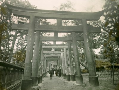 Torii dans le sanctuaire Inari de Kyoto, vers 1900 - 1915 (photographie) - Teijiro Takagi