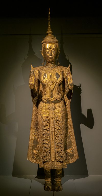 Buddha en parade faisant le geste de l
