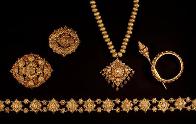 Bijoux, période Ayutthaya (1350-1767), XVIIe-XVIIIe siècle (or et pierres précieuses) - Thai School