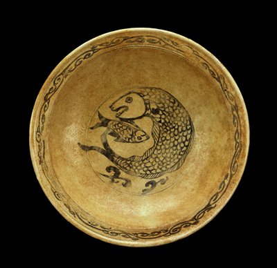 Plat en grès avec motif de poisson, période Sukhothai - Thai School
