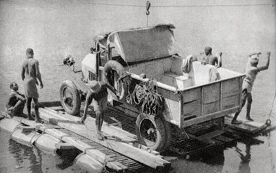 Traversée de la rivière Chambesi sur un ponton cassé, Rhodésie du Nord, 1925-1927 - Thomas A. Glover