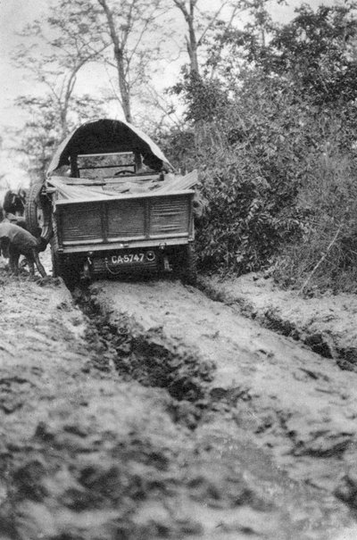 Labourer dans la boue, Bulawayo à Dett, Rhodésie du Sud - Thomas A. Glover