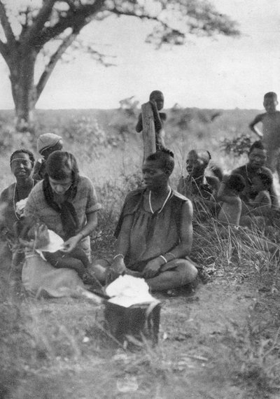 Stella Court Treatt soignant un bébé malade, Bulawayo à Dett, Rhodésie du Sud, vers 1924-1925 1927 - Thomas A. Glover