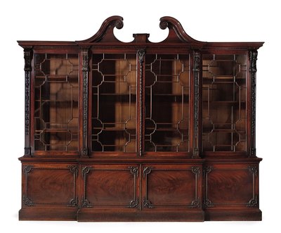 Une bibliothèque George III à façade brisée - Thomas Chippendale