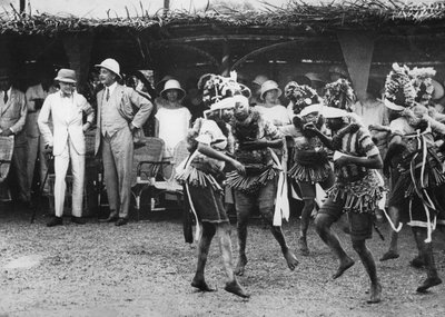 Filles de la tribu Bundu dansant devant le prince, Freetown, Sierra Leone, 1925 - Thomas E. and Horace Grant Grant