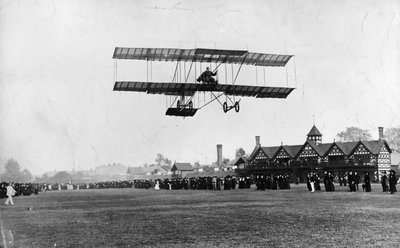 Grahame White pilotant sa machine depuis le Ranelagh Club, la même année que le vol de Manchester, 1910 - Thomas E. and Horace Grant Grant