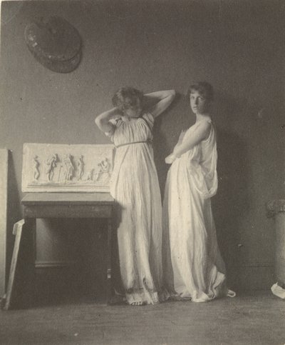 [Deux modèles féminins en costume classique avec la sculpture "Arcadia" d