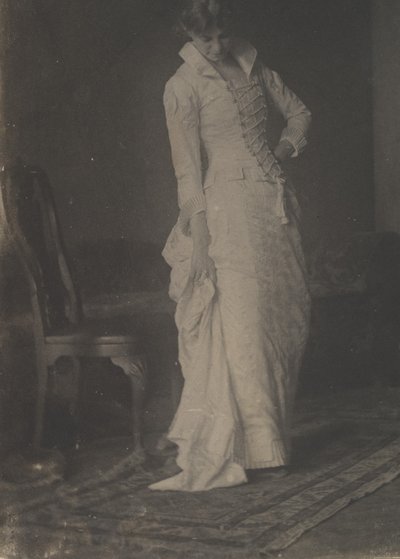 [Femme en robe blanche à corsage lacé dans le studio de Thomas Eakins] - Thomas Eakins