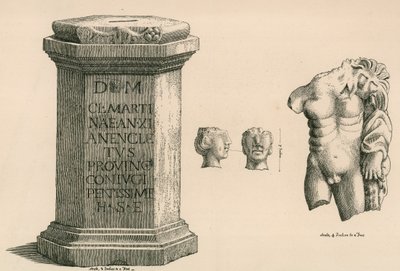 Un piédestal et un fragment de la statue d