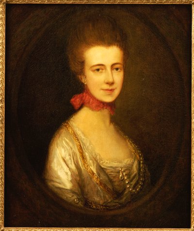 Portrait de Mlle Boone, portant une robe blanche avec broderie dorée et chaîne de perles, un ruban rouge autour du cou - Thomas Gainsborough